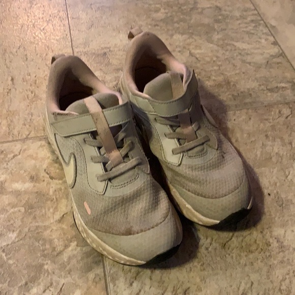 Girls nike shoes - Picture 1 of 4